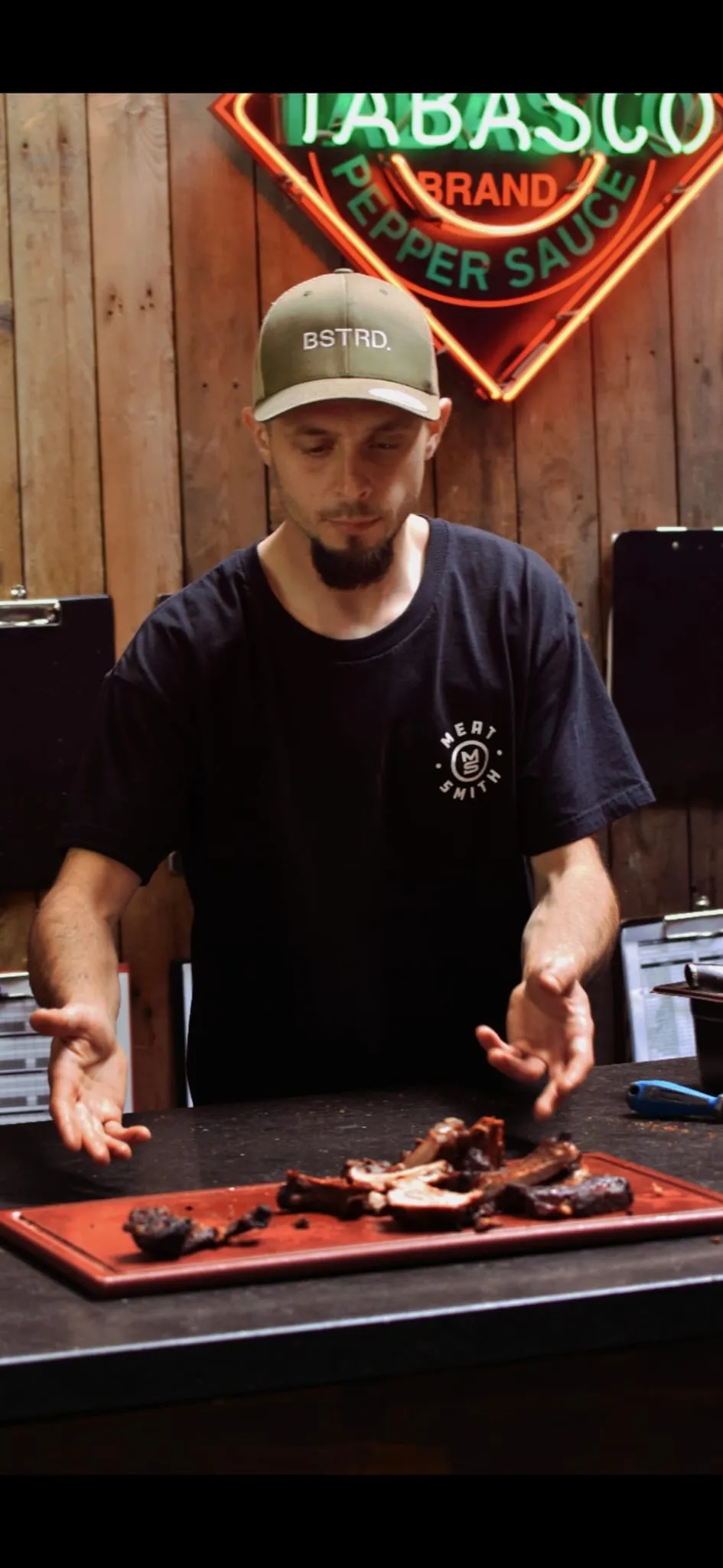 Mitch presenteert bereid vlees in de keuken