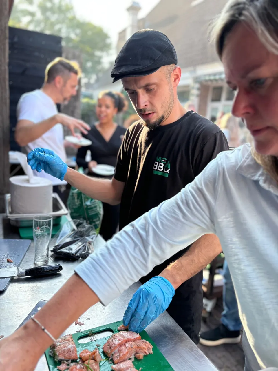 Mitch geeft deelnemers uitleg tijdens het bereiden van een gerecht